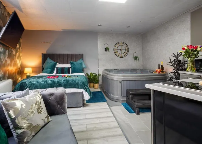 Riverside Studio With Jacuzzi!