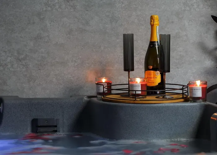 Riverside Studio With Jacuzzi!