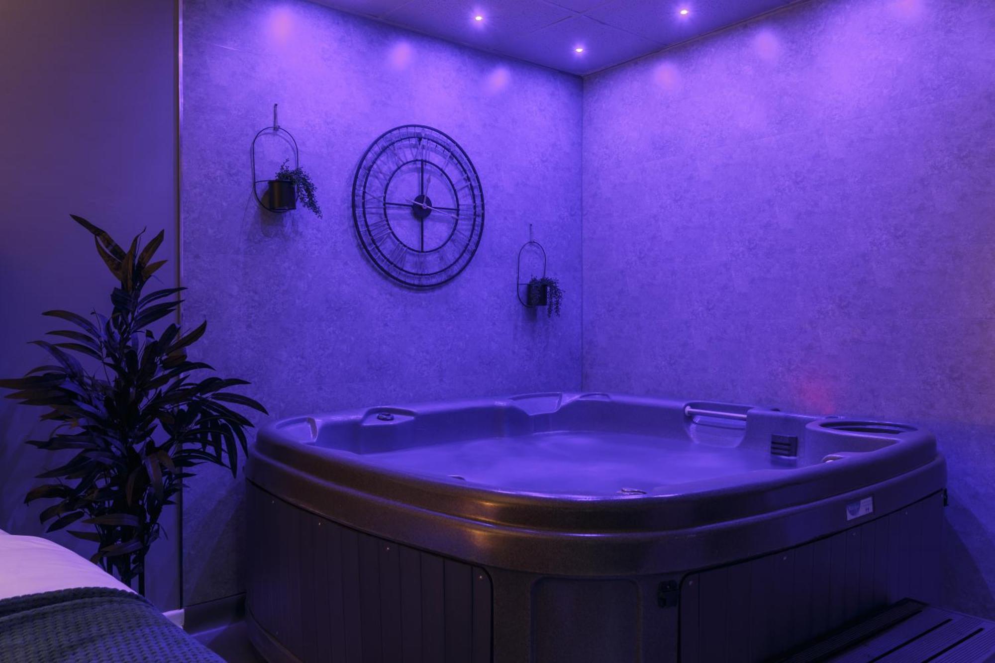 Riverside With Jacuzzi! Apartment *